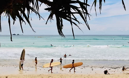 surf à byron bay en australie