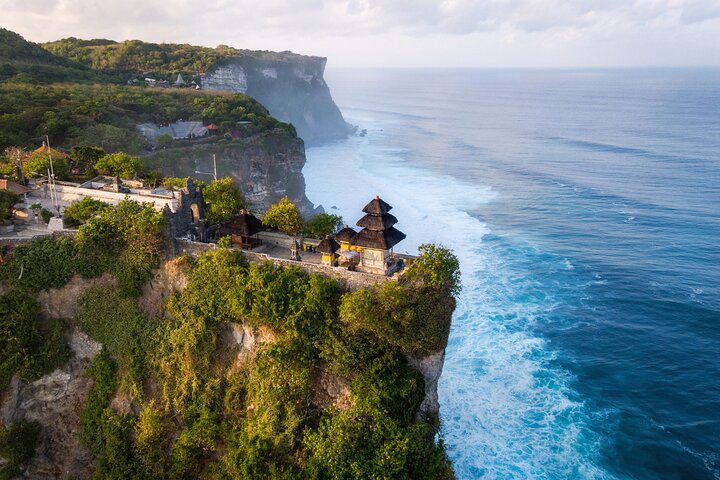 Bali, Indonésie, Vue aérienne du temple d'Uluwatu au lever du soleil