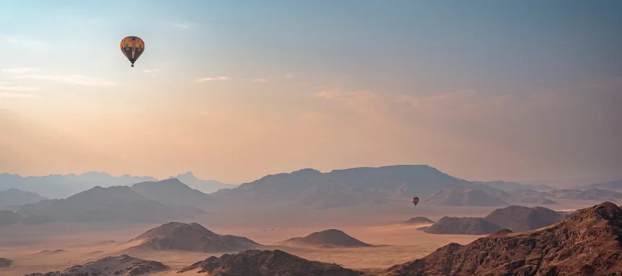 Montgolfières dans le désert de Namib en Namibie