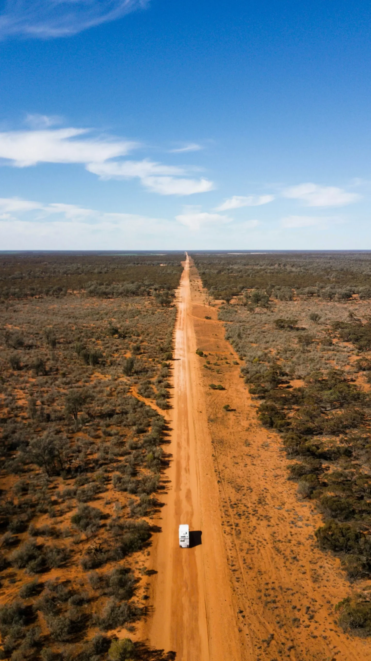 Route désertique sous un ciel bleu. Outback
